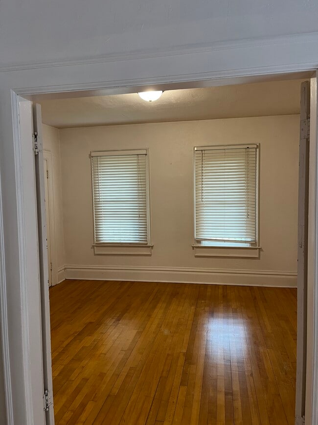 Building Photo - 1140 Lawe St Unit Lower