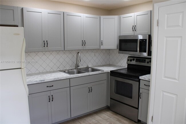 Building Photo - 2740 SW 46th St Unit 2