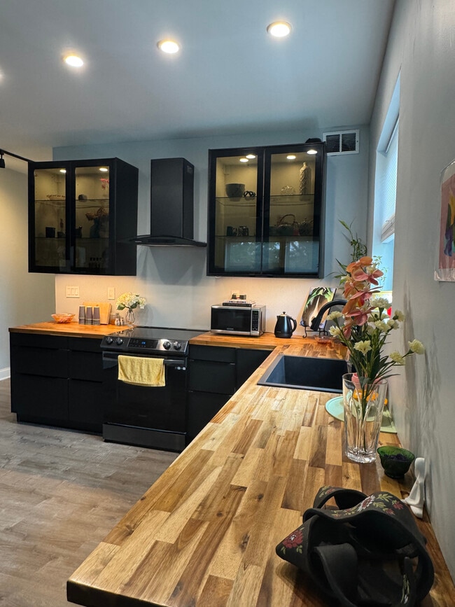 Building Photo - Henrietta Unit 2W Rental