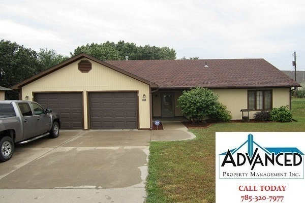 Building Photo - 3 Bedroom 2 Bath - Right Outside Fort Riley! Rental