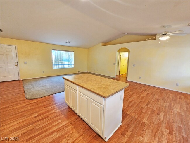 Photo - 960 Lone Pine Rd