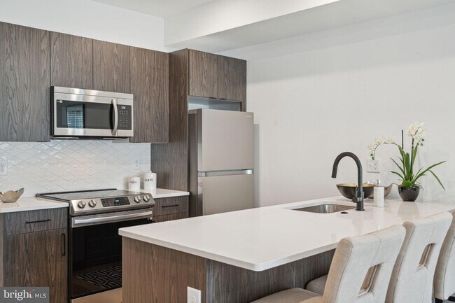 Building Photo - 1419 W Grange Ave Unit 411