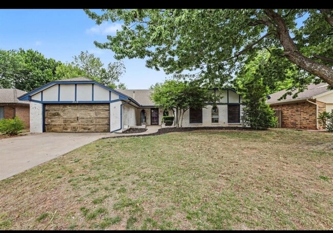 Building Photo - 2112 Bentham Pl