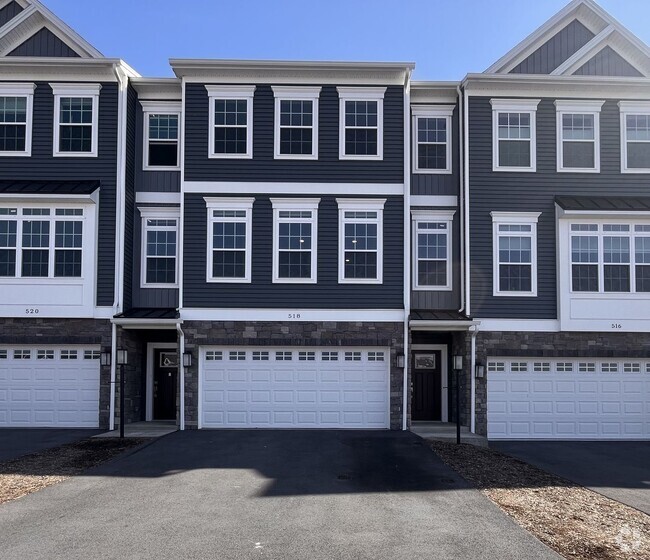 Building Photo - Move- In Ready 3 Bedroom Townhome!