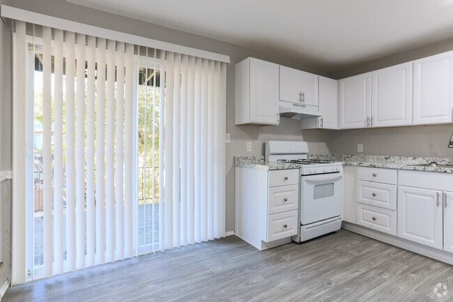 2BR, 1BA - 850SF - Kitchen