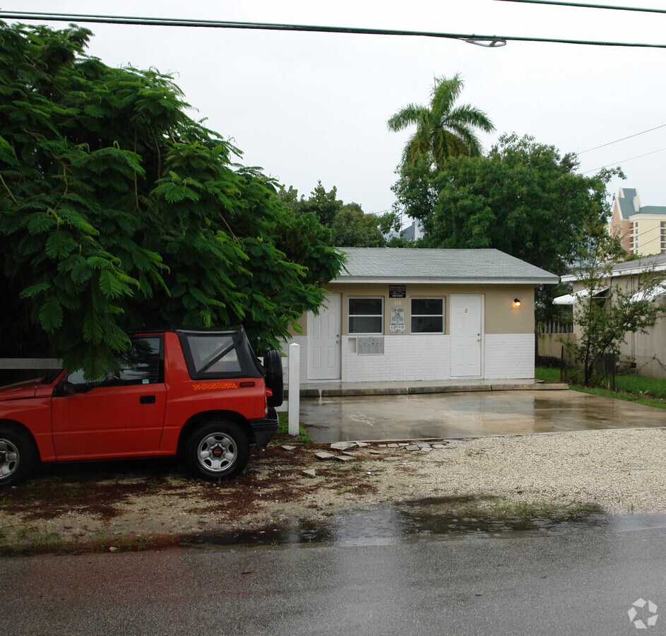 Photo - 810-812 NE 4th St