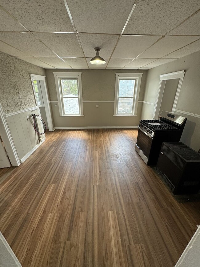 15 1/2 Mendon Street - 15 1/2 Mendon Street Apartment Unit 2
