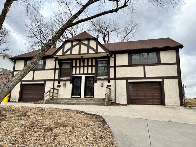 Building Photo - Spacious 3 bedroom Duplex