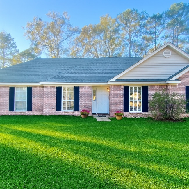 Building Photo - Brick Ranch styled home, located in the vibrant community of Pooler, GA