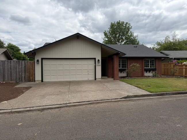 Photo - Beautifully updated 3 bedroom, 2 bath house in Eugene!
