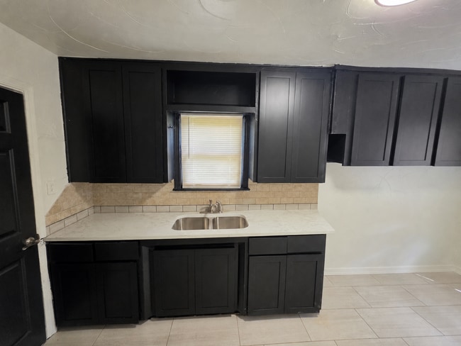 Photo - 314 W Marshall Dr