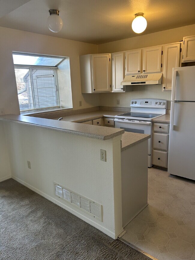 Photo - "Charming 2-Bed Condo Retreat with 2.5 Baths in Littleton - 1000 Sq Ft of Comfort!" Unidad B