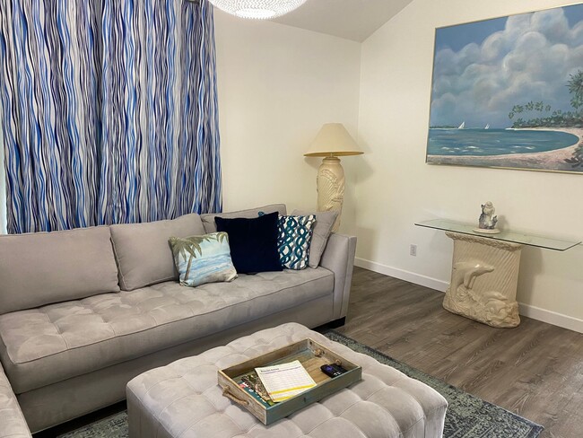 Building Photo - Sunset Lakes