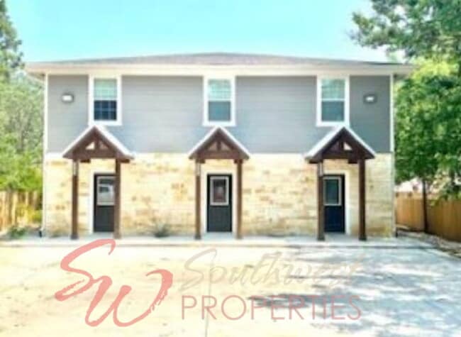 Building Photo - Stylish 2 Bedroom Townhouse | End Unit 101