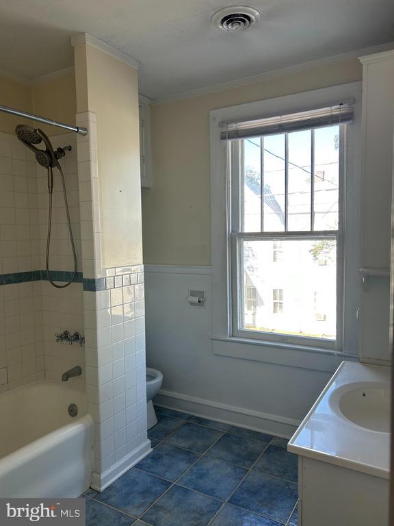 Photo - 113 W Monmouth St