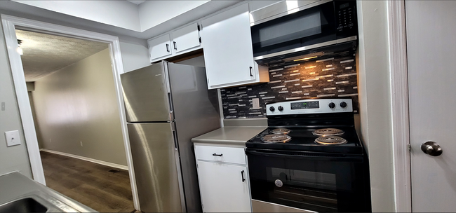 Beautiful 2 bedroom 1.5 bath Condo with at... - Beautiful 2 bedroom 1.5 bath Condo with at...