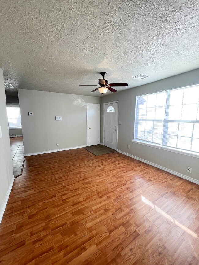 Photo - 1403 NW Hoover Ave