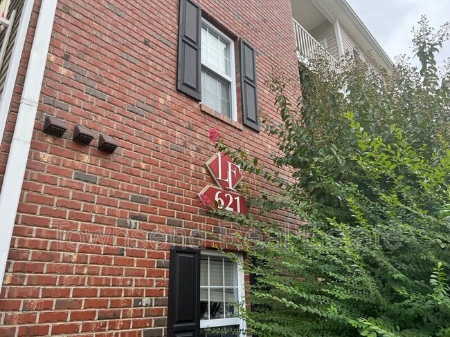 Photo - 621 Marshtree Ln