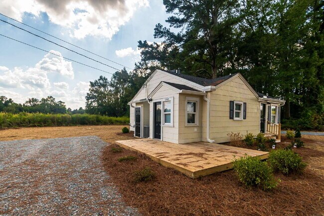 Photo - Charming 2-Bedroom Home in Smithfield! Unit Hwy East