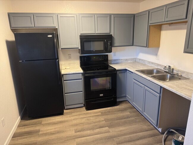 Kitchen - newly remodeled - 1502 E 14th St Unit 1508