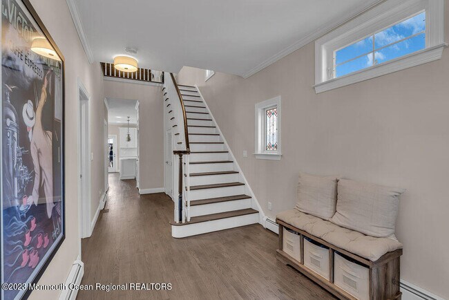 323 E Main St