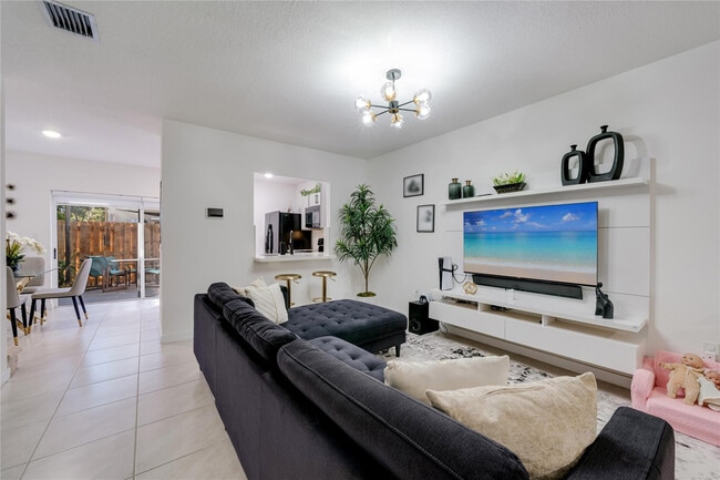 Photo - 561 NE 5th Terrace