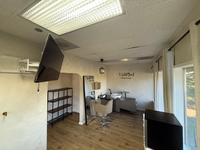 Building Photo - 1600 Benson Rd S