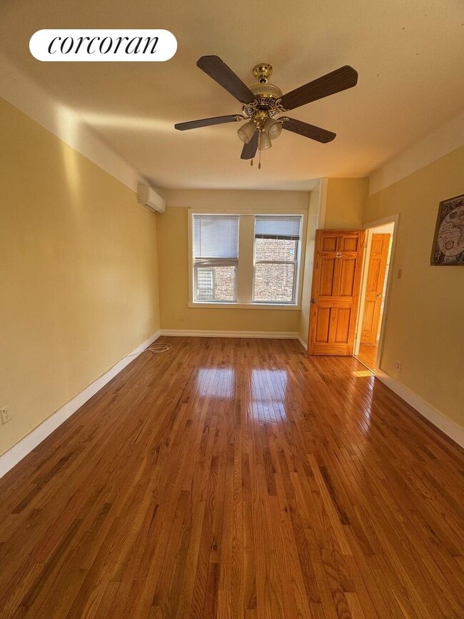 Photo - 741 Crown St