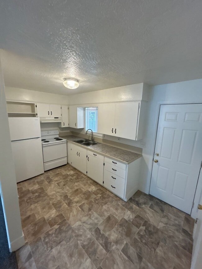 Photo - 2469 Lee St SE