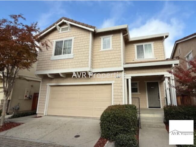 Building Photo - Spacious home with a large open concept kitchen, dining and living room