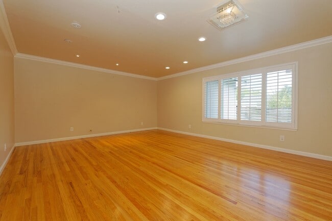 Photo - SANTA CLARA - tastefully updated throughou...