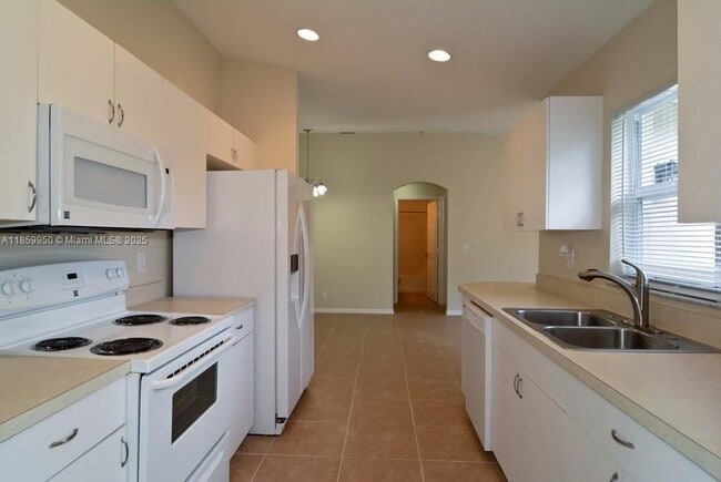Building Photo - 1755 SW Import Dr Rental