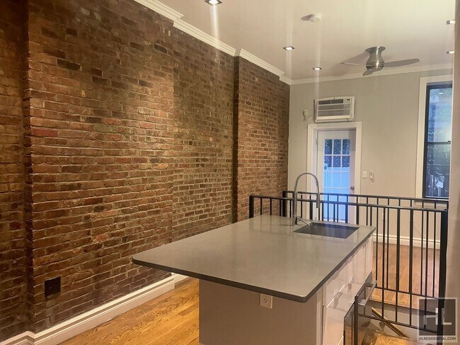 Building Photo - Mott Street