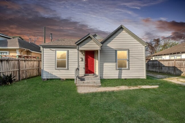 Building Photo - 7019 Bonham St Rental