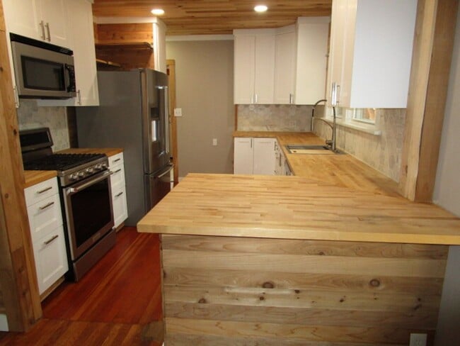 Photo - 735 Jameson St