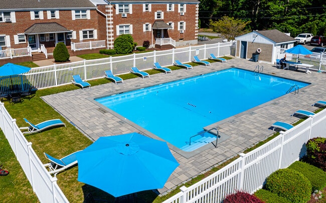 Photo - Colonial Village Apartments