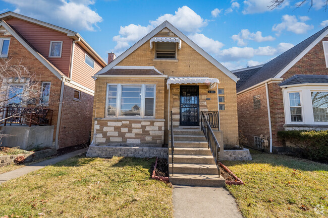 Building Photo - 5231 N Melvina Ave Rental