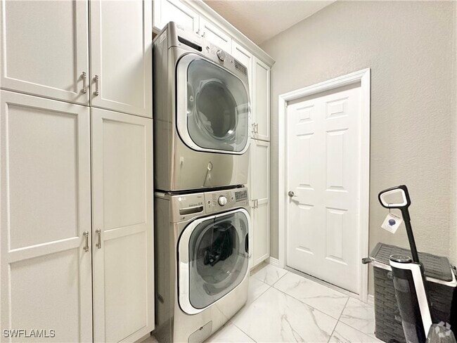 Building Photo - 2544 SW 28th Pl Rental
