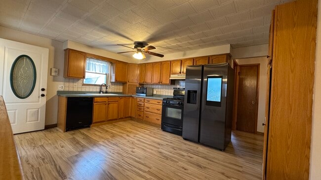 Kitchen - 155 Evergreen Pl