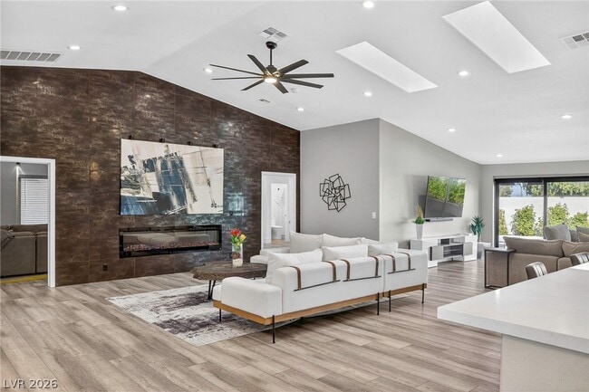 Building Photo - 363 E Robindale Rd