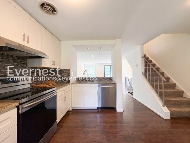 Photo - 2 Bed/2 Bath Town Home with Modern Amenities / Vouchers Accepted / Available Now!