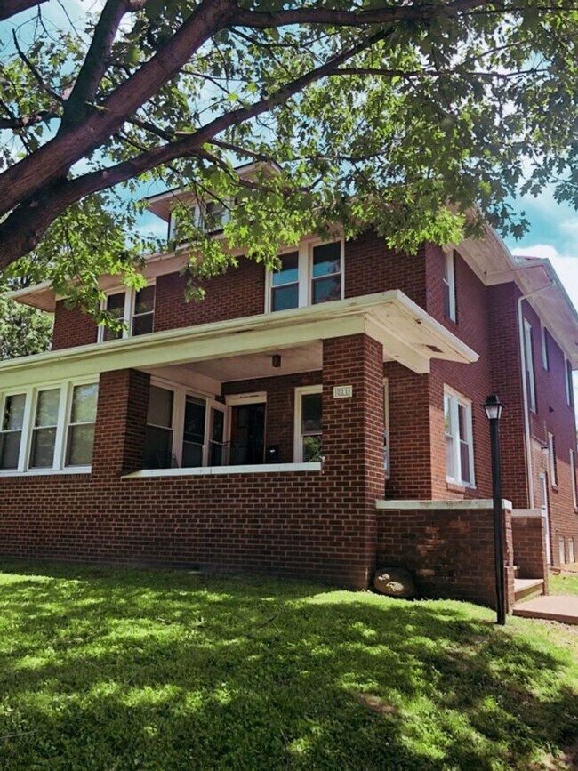 Photo - 811 W Adams Rd