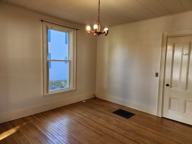 Dormitorio con ventanal - 46 Saunders St Unidad FLOOR 1