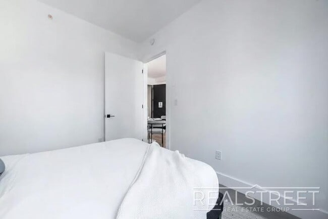 Photo - Welcome home to this bright and well-proportioned 2-bedroom, 1-bath apartment on a charming, tree-li Unidad 5F