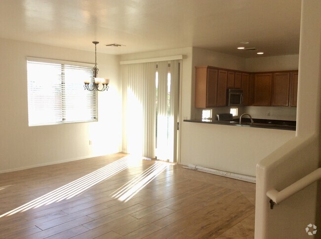 Building Photo - 4 Bdrm + Den / 2.5 Bath, 2 Story NW, off T... Rental