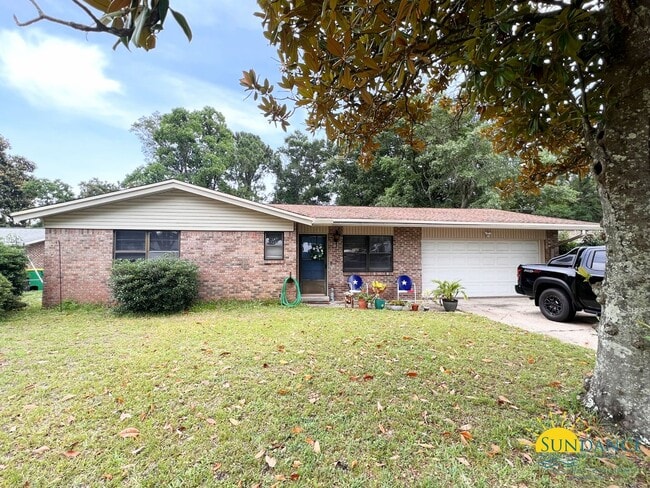 Building Photo - Centrally located and renovated Mary Esthe... Rental