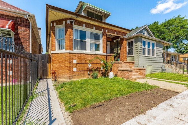 Building Photo - 7008 S Oakley Ave