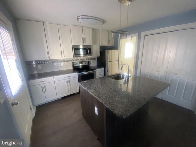 Building Photo - 124 Mortimer St Rental