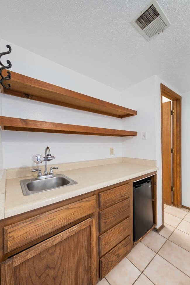 Photo - NEW MOVE-IN SPECIAL! Snug Hillside Ave. Ap... Unit D