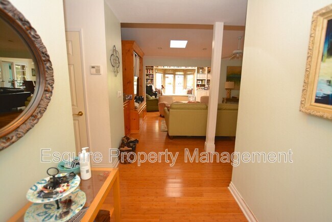 Photo - 3104 Charlotte St